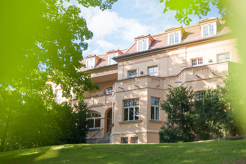 Gelbe Villa mit Seminarräumen der EJBW