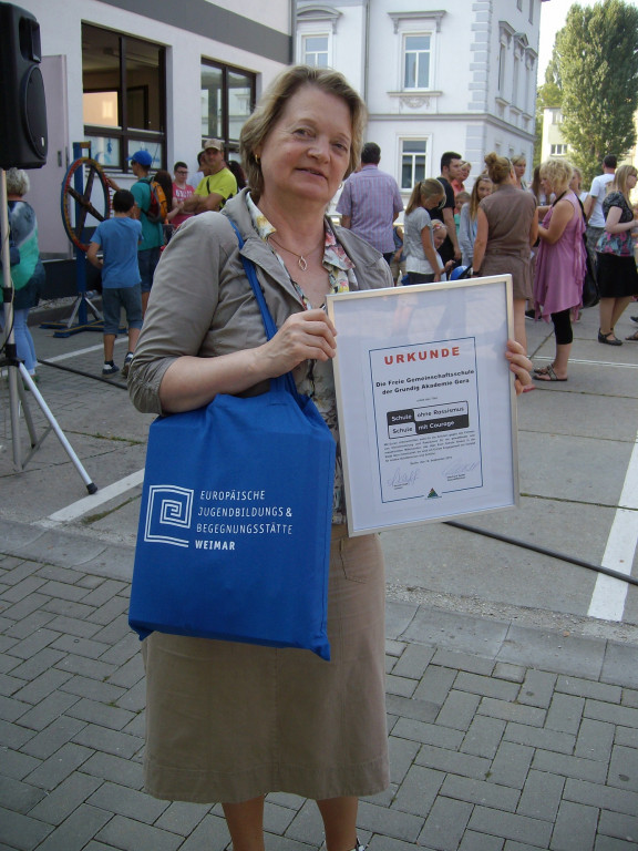Helga Korsinek, pädagogische Leiterin mit der Urkunde